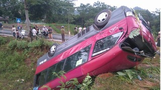 Xe khách lật nhào ở Hà Giang khiến nhiều người bị thương 