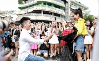 Màn cầu hôn siêu dễ thương và hoành tráng tại phố đi bộ Hà Nội, ngay cả Min cũng tham gia