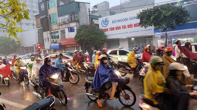 mưa lớn ở Hà Nội 15