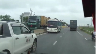 Thót tim với clip xe khách liều lĩnh đi ngược chiều trên đường đông nghịt người ở Thanh Hóa