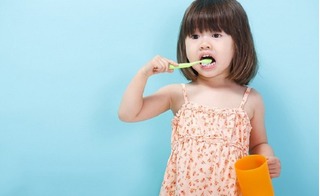 Không phải kẹo ngọt mà 4 thói quen sau mới là nguyên nhân chính khiến bé bị sâu răng