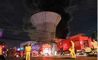 Cháy lớn ở cạnh cảng Sài Gòn khiến nhà kho chứa sơn bị thiêu rụi 
