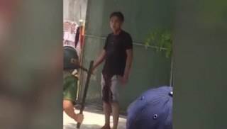 Hoảng sợ xem clip thanh niên ngáo đá tự đâm dao vào người tại Nghệ An