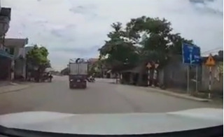 Clip xe máy liều lĩnh lao thẳng đầu ô tô ở Thanh Hóa và cái kết