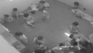 Lại xuất hiện clip giáo viên mầm non tát, ép trẻ ăn thô bạo nghi ở Hà Nội