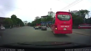 Clip: ô tô cắt xuyến ngang mặt xe khách cực nguy hiểm tại thành phố Tuyên Quang