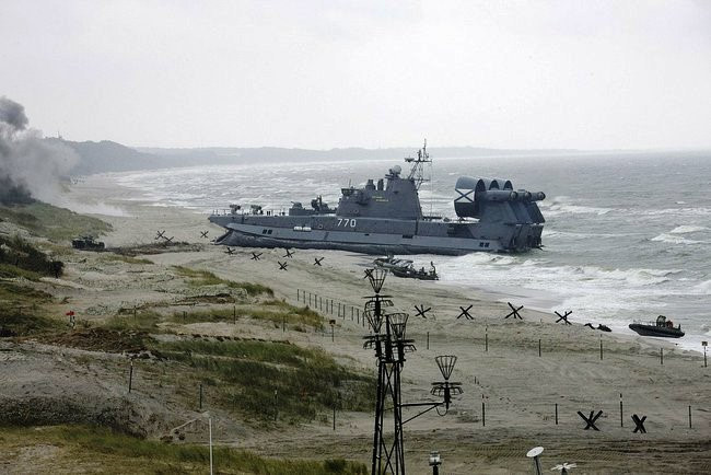 Zubr Bò rừng là tàu chạy trên đệm không khí lớn nhất thế giới của Hải quân Nga. Ảnh: Wikipedia