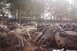 Dân xót xa nhìn hàng nghìn ô tô, xe máy no mưa no nắng, biến thành đống sắt vụn ở Hà Nội