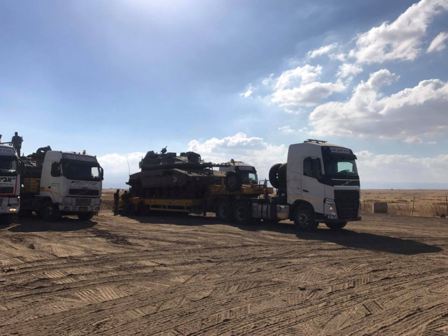 Một số xe tăng mới của Israel được đưa đến chiến trường cao nguyên Golan. Ảnh: Shehab News Agency
