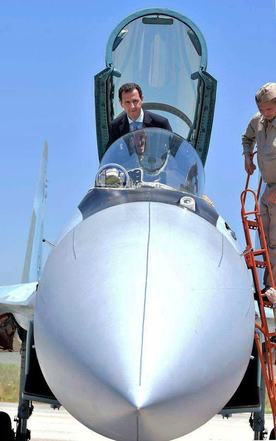 Tổng thống Syria Bashar Al-Assad thị sát Su-35 của Nga. Ảnh: Facebook