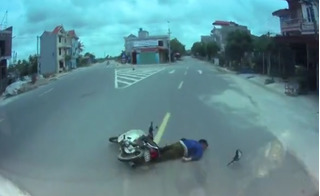 Clip xe máy vượt phải, ngã vật xuống đường ở Thái Bình