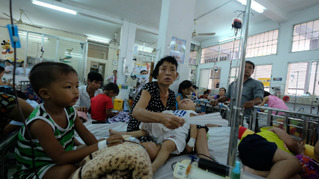 Hàng trăm trẻ nằm viện vì sốt xuất huyết vào mùa