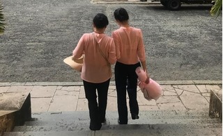 Phương Nga cùng với mẹ đến tòa sau khi tại ngoại để… tặng hoa cho vợ luật sư