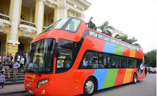 Người dân hào hứng khi ngồi thử xe buýt 2 tầng ở Hà Nội