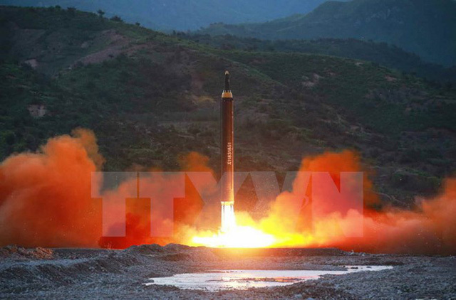 Tên lửa đạn đạo đất đối đất tầm trung Hwasong-12 được Triều Tiên phóng thử ngày 14/5. Nguồn: YONHAP/TTXVN