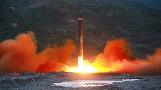 Tên lửa Triều Tiên ngày càng thần thánh, bay cao hơn 2 nghìn mét khiến Mỹ cũng bó tay? 