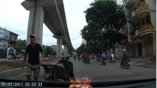 Clip xe máy lấn làn, vượt sai còn gây sự đạp gương ô tô ở Hà Nội