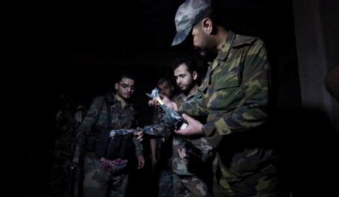 Quân đội Syria thu vũ khí của phiến quân ở cao nguyên Golan. Ảnh: Getty