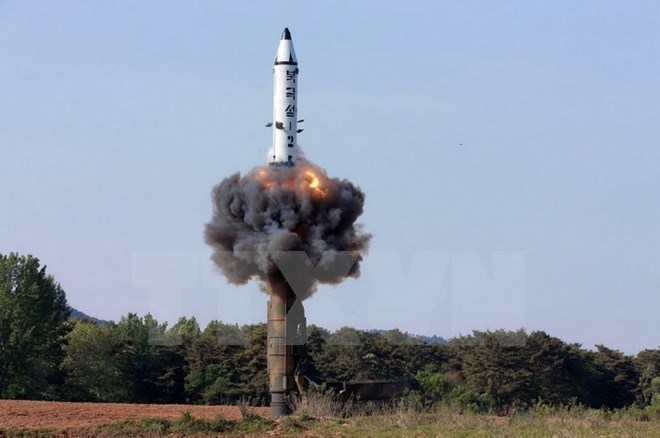 ên lửa đạn đạo đất đối đất tầm trung Pukguksong-2 (ảnh do Hãng thông tấn KCNA của Triều Tiên đăng phát ngày 22/5). Nguồn: AFP/TTXVN