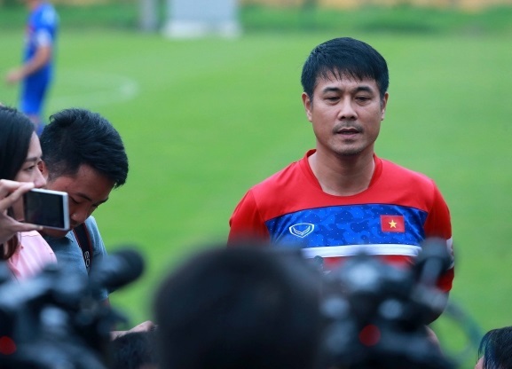 HLV Hữu Thắng tập trung khắc phục điểm yếu cho U22 Việt Nam. Ảnh: Thể thao