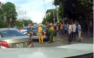 Clip ô tô giúp xe cảnh sát truy đuổi taxi tại Quảng Ninh như phim hành động