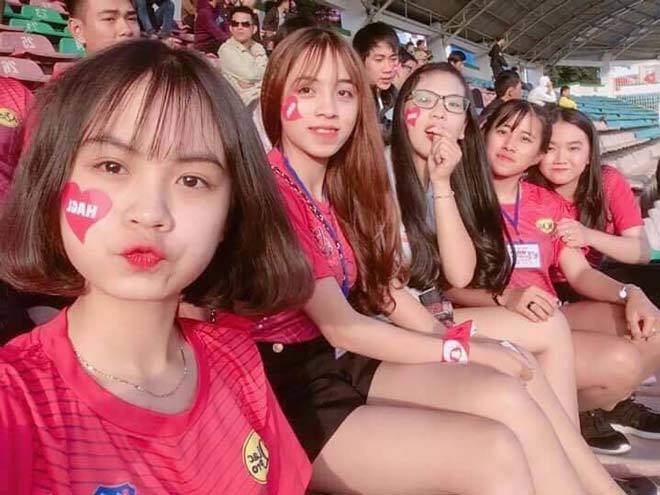 Các fan nữ xinh đẹp của CLB Hoàng Anh Gia Lai. Ảnh: Thể thao