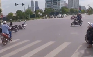 Clip cô gái ngã sấp mặt vì vượt đèn đỏ giữa phố ở Hà Nội 
