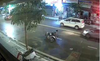 Clip taxi lấn làn gây tai nạn rồi bỏ chạy ở Hà Nội