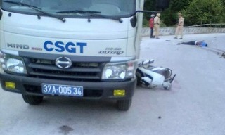 Va chạm với xe CSGT khiến 2 người thương vong