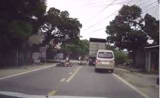 Clip xe máy bị cuốn vào gầm ô tô tải sau cú tông trực diện tại Hà Giang