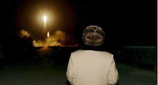 Triều Tiên vừa định lấy tên lửa làm quà tặng, Mỹ đã vội vã răn đe