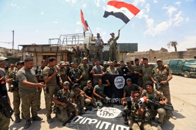 Các lực lượng Iraq ăn mừng sau khi đánh đuổi được khủng bố IS. Ảnh: Reuters