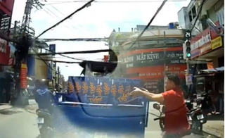 Clip thanh niên lấy cắp bia của xe chở hàng ngay giữa phố Hà Nội
