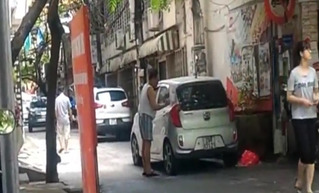 Clip ông lão bôi bẩn lên ô tô ở Hà Nội vì tài xế đỗ xe đối diện cổng nhà