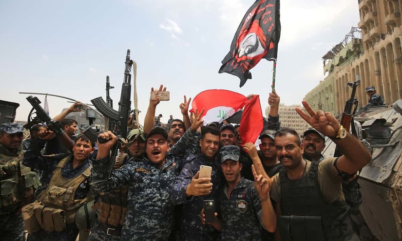Binh sĩ Iraq ăn mừng sau chiến thắng khủng bố ở Mosul. Ảnh: The Guardian