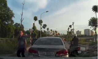 Clip chục người suýt chết oan vì tài xế xuống xe không khóa phanh ở Hà Nội