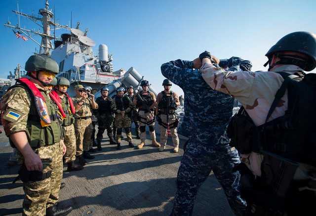 Quân đội Mỹ và Ukraine tham gia tập trận Sea Breeze nằm 2015. Ảnh: Naval Today
