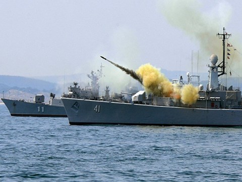 Các tàu chiến Bulgaria phóng tên lửa khi tham gia diễn tập Sea Breeze năm 2014. Ảnh: Sputniknews