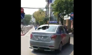 Clip thanh niên đánh tài xế, đập tan kính taxi vì va chạm giao thông