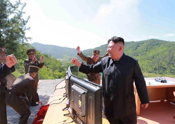 Chủ tịch Triều Tiên Kim Jong-un vui mừng vì phóng tên lửa thành công hôm 4/7. Ảnh: Reuters