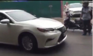 Clip ô tô ngang nhiên lấn làn, cản trở giao thông giữa phố Hà Nội 