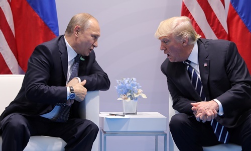 Tổng thống Nga Vladimir Putin (trái) và người đồng cấp Mỹ Donald Trump. Ảnh: Reuters