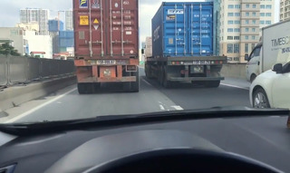 Clip cặp đôi container chạy quá chậm trên đường, cản trở giao thông ở Hà Nội