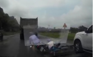 Clip xe máy vượt ẩu, gây tai nạn ngay trước đầu ô tô ở Hòa Bình
