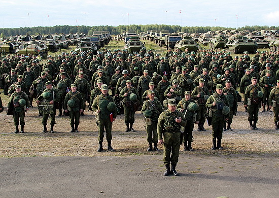 Gần 10 vạn binh sĩ Nga tập trận năm 2015. Ảnh: Sputnik