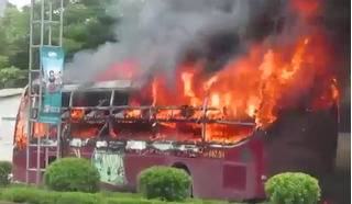 Clip cận cảnh xe khách giường nằm bị thiêu rụi trong ngọn lửa khủng khiếp ở Nghệ An