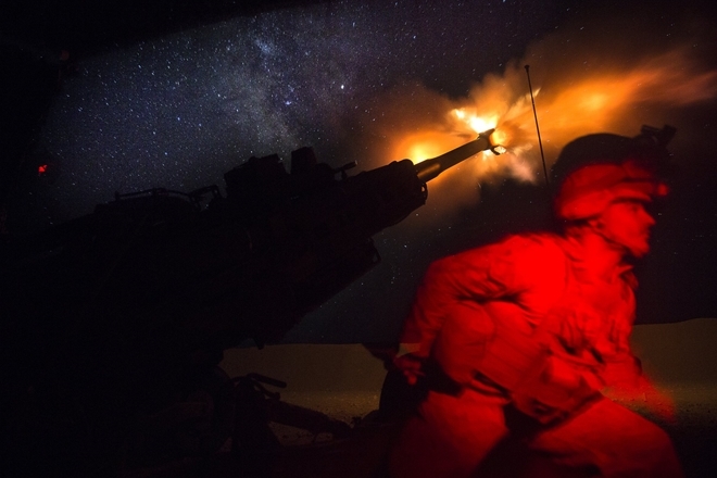 Pháo M-777 của Mỹ tại Syria đấu khủng bố IS. Ảnh: Marines.mil