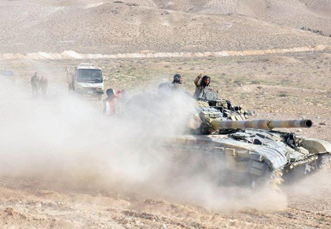 Xe tăng của quân đội Syria tiến công trên sa mạc ở Homs. Ảnh: Almasdarnews