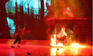 Xuân Trang khiến BGK hoảng hốt vì dựng cảnh đốt nhà trên sân khấu 