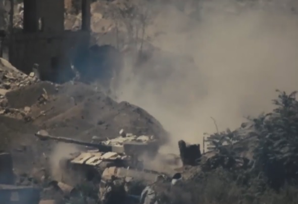 Tăng T-72 của Syria lao xuống sông. Ảnh: Almasdarnews